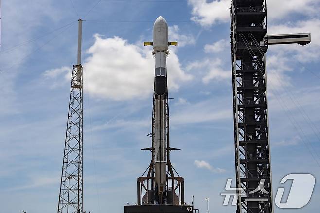 국방부와 방위사업청은 22일 오전 9시 48분경 우리 군 정찰위성 4호기가 미국 케이프 커내버럴 우주군 기지에서 성공적으로 발사되었다고 밝혔다. 사진은 미 케이프 커내버럴 우주군 기지 발사대에 기립 중인 군 정찰위성 4호기 발사체 모습. (국방부 제공. 재판매 및 DB 금지) 2025.4.22/뉴스1 ⓒ News1 이연주 기자