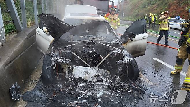 22일 울산 동구 아산로 염포산터널 부근에서 달리던 승용차 보닛에서 불이 났다.(울산소방본부제공. 재판매 및 DB 금지)