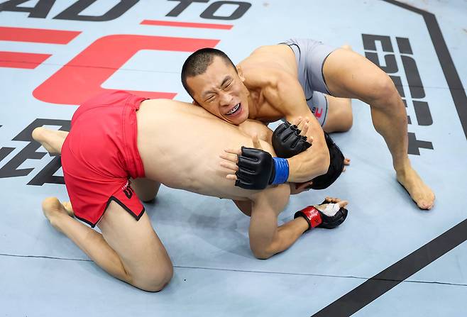 김상욱(오른쪽)의 경기 모습.(UFC 제공)