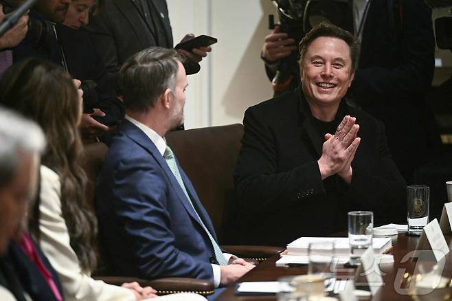 일론 머스크 정부효율부(DOGE) 수장이 10일(현지시간) 워싱턴 백악관에서 열린 도널드 트럼프 대통령 주재의 각료회의서 발언을 하고 있다. 2025.04.11 ⓒ AFP=뉴스1 ⓒ News1 우동명 기자