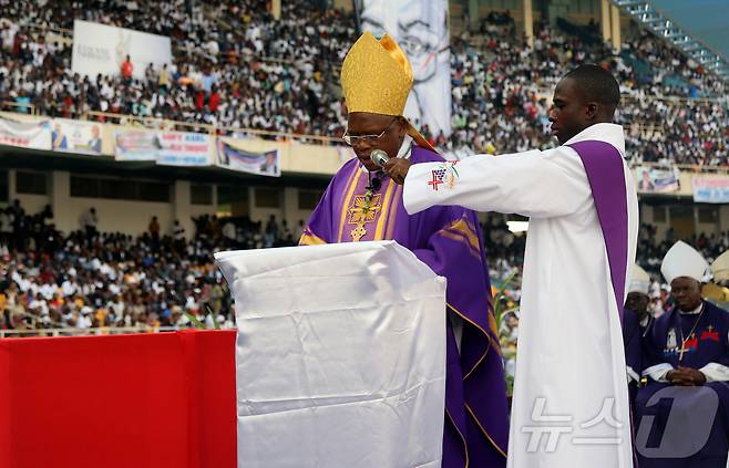 프리돌린 암봉고 추기경이 미사를 집전하고 있다. 2019.06.02 ⓒ 로이터=뉴스1 ⓒ News1 박우영 기자