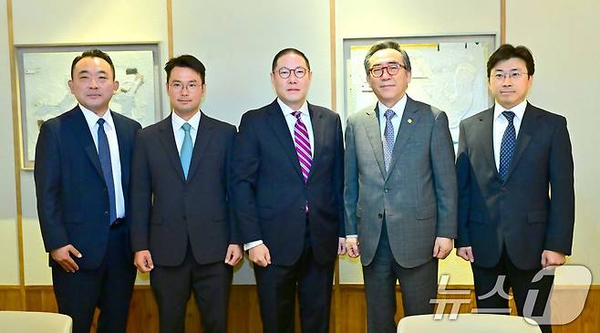 조태열 외교부 장관(오른쪽 두 번째)이 26일 아시아태평양경제협력체(APEC) 기업인 자문위원회(ABAC) 신규 위원으로 임명된 조현상 HS효성 부회장(왼쪽 세 번째), 이규호 코오롱 전략부문 대표이사 부회장(왼쪽 두 번째), 이주완 메가존클라우드 대표이사(오른쪽 첫 번째), 와 면담 후 기념촬영을 하고 있다. (외교부 제공) 2024.8.26/뉴스1