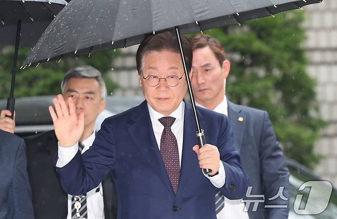 대권 도전에 나선 이재명 더불어민주당 전 대표가 22일 오전 서울 서초구 서울중앙지방법원에서 열린 '대장동 배임 및 성남FC 뇌물' 1심 속행 공판에 출석하며 지지자들에게 손인사를 하고 있다. 2025.4.22/뉴스1 ⓒ News1 오대일 기자