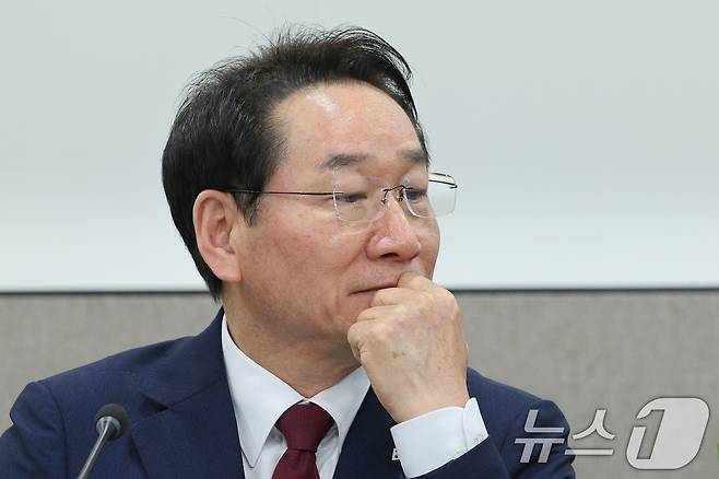 국민의힘의 제21대 대통령 후보 경선에 출마한 유정복 인천시장이 22일 오전 서울시청에서 열린 '사교육비 경감 및 교육격차 해소를 위한 서울시-인천시 서울런 업무협약식'에서 생각에 잠겨 있다. 2025.4.22/뉴스1 ⓒ News1 신웅수 기자