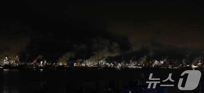 지구의 날인 22일 오후 포스코 포항제철소가 모든 경관 조명을 소등했다.  2025.4.22/뉴스1 ⓒ News1 최창호 기자