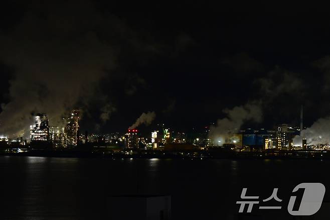지구의 날인 22일 오후 포스코 포항제철소가 모든 경관 조명을 소등하고 있다. 2025.4.22/뉴스1 ⓒ News1 최창호 기자