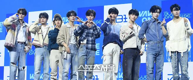제로베이스원  김규빈, 김지웅, 석매튜, 한유진, 장하오, 성한빈, 김태래, 리키, 박건욱(왼쪽부터)이 24일 서울 용산구 블루스퀘어에서 열린 미니 5집 ‘블루 파라다이스(BLUE PARADISE)’ 발매 기념 미디어 쇼케이스에서 포토타임을 갖고 있다.   2025. 2. 24. 최승섭기자 thunder@sportsseoul.com