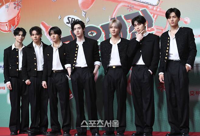 엔하이픈이 25일 영종도 인스파이어 리조트 그랜드볼륨에서 열린 SBS 가요대전 레드카펫 행사에서 포즈를 취하고 있다. 2024. 12. 25. 영종도 | 최승섭기자 thunder@sportsseoul.com