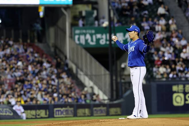 삼성 원태인이 17일 서울 잠실구장에서 열린 2025 KBO리그 정규시즌 LG전에서 포수 강민호와 대화하고 있다. 사진 | 삼성 라이온즈