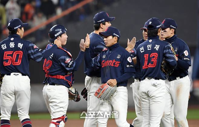 롯데 선수들이 3일 대전 한화생명 볼파크에서 열린 2025 KBO리그 한화와 경기에서 승리한 후 하이파이브를 하고 있다. 대전 | 박진업 기자 upandup@sportsseoul.com