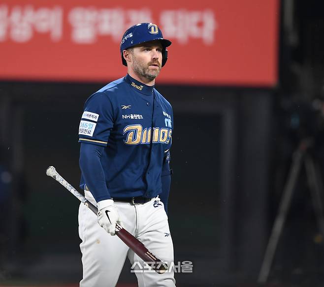 NC 데이비슨이 9일 수원케이티위즈파크에서 열린 2025 KBO 리그 KT와 경기 3회초 1사1,3루 헛스윙 삼진아웃을 당한 후 아쉬워하고 있다. 수원 | 최승섭기자 thunder@sportsseoul.com