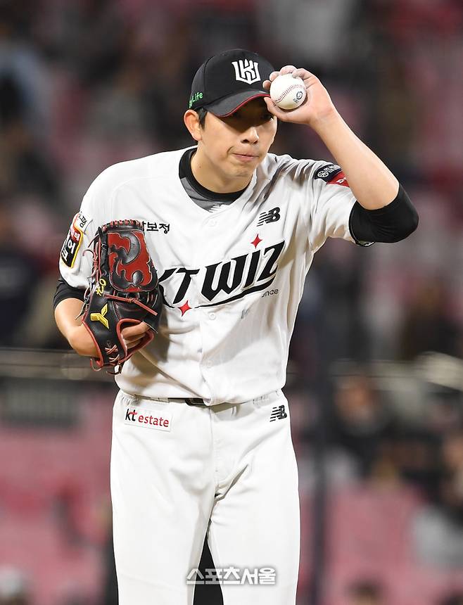 KT 오원석이 22일 수원 SSG전에서 6이닝 2실점 호투를 펼쳤다. 수원 | 박진업 기자 upandup@sportsseoul.com
