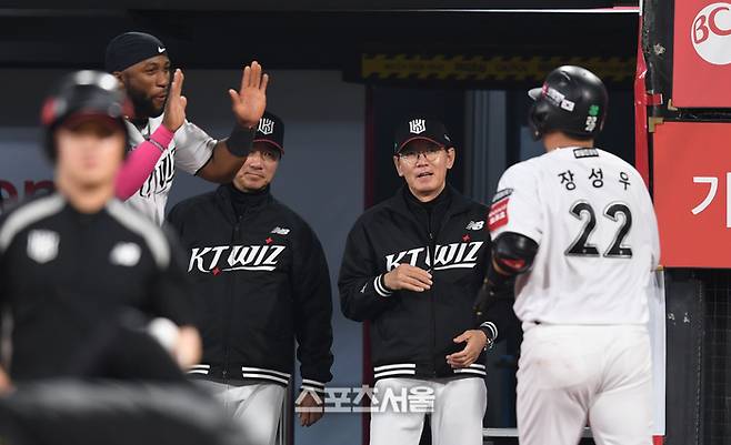 KT 장성우가 22일 수원 SSG전 8회말 공격에서 쐐기 투런포를 터뜨렸다. 수원 | 최승섭기자 thunder@sportsseoul.com