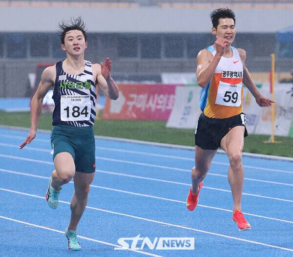 22일 경북 구미시민운동장에서 열린 '2025 구미아시아육상경기선수권대회 최종선발대회' 남자 200m 결선에 출전한 서민준과 고승환이 역주를 펼치고 있다. 사진┃데일리런 제공