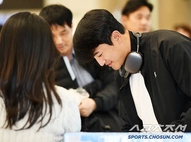 KT 위즈가 오키나와에서 진행된 전지훈련을 마친 후 6일 오후 인천국제공항을 통해 귀국했다. 입국장을 나온 고영표가 팬들에게 사인을 해주고 있다. 인천공항=정재근 기자 cjg@sportschosun.com/2025.3.6/