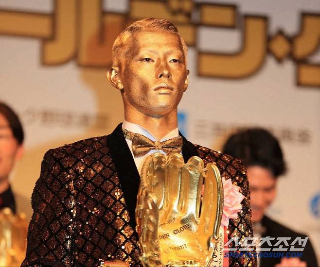 라쿠텐 외야수 다쓰미는 지난해 골든글러브 시상식에 머리부터 발끝까지 금칠을 하고 참석해 화제가 됐다. 사진캡처=라쿠텐 이글스SNS