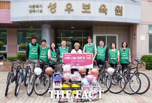 대전테크노파크는 21일 오후 어린이날을 앞두고 늘사랑아동센터와 성우보육원 등 지역 아동복지시설 2곳을 찾아 자전거 24대와 헬멧 등 보호장비, 축구공, 농구공을 기증했다. /대전테크노파크
