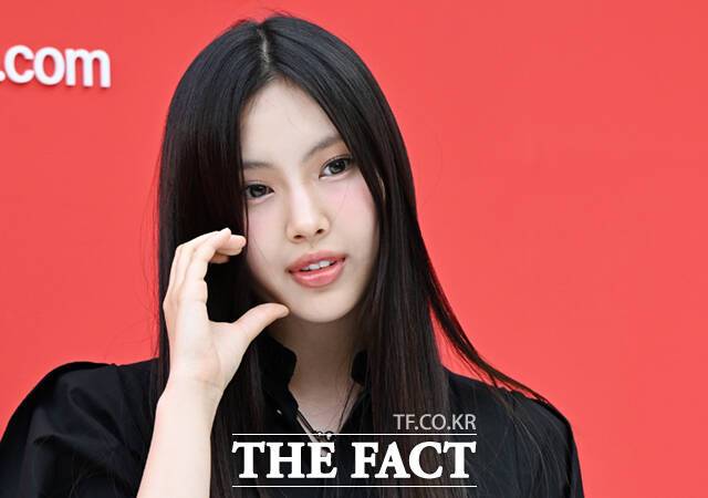 그룹 뉴진스 멤버 혜인이 생일을 축하해준 팬들에게 자필 편지로 고마움을 전했다. /더팩트 DB