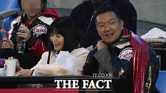 구연경 LG복지재단 대표(왼쪽)와 윤관 BRV 대표가 지난달 27일 서울 송파구 잠실야구장에서 열린 2025 KBO리그 LG트윈스와 한화이글스의 경기를 관람하고 있다. /박헌우 기자