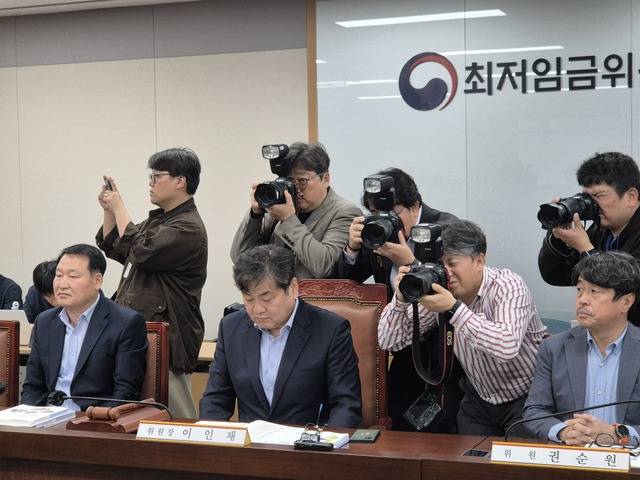 22일 최저임금위원회는 내년도 최저임금 수준을 결정하는 ‘제1차 전원회의’를 개시했다. 위원장은 지난해 이어 이인재 인천대 경제학과 교수(가운데·임기 3년)가 맡았다. / 정다운 기자