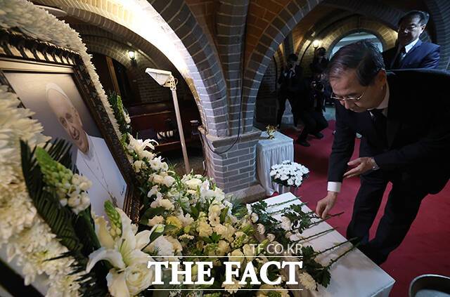 한덕수 대통령 권한대행 국무총리가 22일 오후 서울 명동대성당 지하성당에 마련된 고 프란치스코 교황 빈소를 찾아 헌화하고 있다./국무총리실