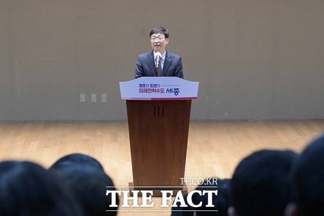 김하균 세종시 행정부시장이 22일 열린 간부회의에서 인공지능(AI) 기술을 행정업무에 적극 도입해 달라고 당부하고 있다. /세종시