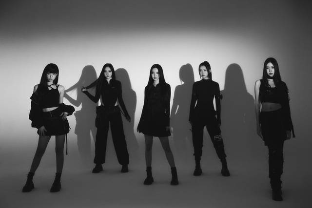 신인 걸그룹 VVS가 22일 오후 2시 서울 강남구 일지아트홀에서 진행된 첫 싱글 'TEA' 발매 쇼케이스에서 "화제의 중심이 되고 싶다는 속마음을 담아서 활발하고 자신감 넘치는 에너지를 표현했다"고 밝혔다. /MZMC