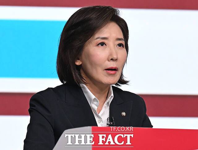 나경원 국민의힘 대선 경선 후보가 1차 컷오프를 앞두고 부산·울산·경남을 '초광역 메가시티'로 만들겠다는 지역 공약을 내놨다. 나 후보가 20일 서울 강서구 ASSA아트홀에서 열린 국민의힘 1차 경선 조별 토론회에서 발언하고 있다. /국회사진취재단