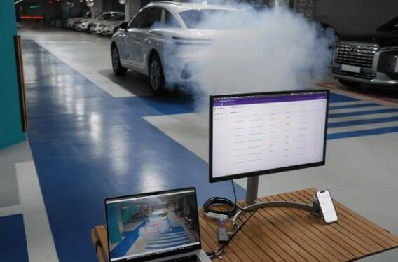 지하 주차장 전기차 화재 상황을 가정해 '파이어스카우트'의 연기 감지 및 알림 기능 시연 장면.