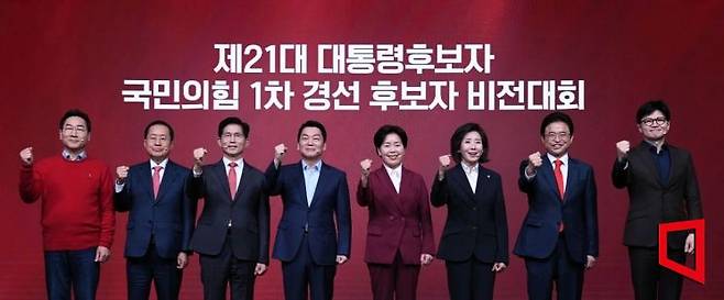 4월 18일 서울 강서구 ASSA아트홀에서 열린 '제21대 대통령후보자 국민의힘 1차 경선 후보자 비전대회' 에 참석한 후보들이 기념촬영 하고 있다. 왼쪽부터 유정복 홍준표 김문수 안철수 양향자 나경원 이철우 한동훈 후보. 2025.4.18 국회사진기자단