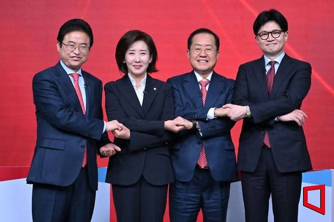 국민의힘 대선 경선 후보들이 20일 서울 강서구 ASSA아트홀에서 열린 대선 후보자 1차 경선 B조 조별 토론회에 앞서 기념촬영을 하고 있다. 왼쪽부터 이철우, 나경원, 홍준표, 한동훈 후보. 국회사진기자단