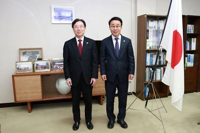 박성호 청장(우측) 주부산일본국총영사와 우호협력 다짐. 부산진해경자청 제공