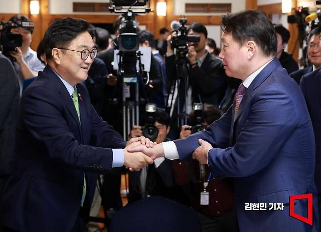 우원식 국회의장과 최태원 대한상의 회장이 22일 국회 사랑재에서 열린 국회 미래산업포럼 발족식에서 인사하고 있다. 김현민 기자