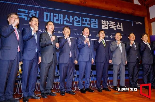 우원식 국회의장과 주호영 국회부의장, 최태원 SK 회장, 김기식 국회미래연구원장을 비롯한 운영위원 등이 22일 서울 여의도 국회 사랑재에서 열린 국회미래산업포럼 발족식에 참석해 기념 촬영하고 있다. 김현민 기자