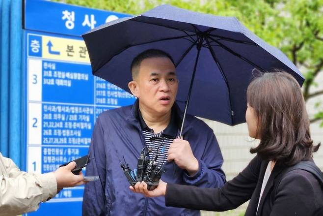 명태균 씨가 경남 창원지방법원에서 열리는 정치자금법 위반 혐의 관련 공판 참여 전 취재진 질문에 답하고 있다. 이세령 기자