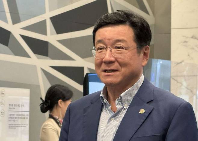 이찬희 삼성준법감시위원회 위원장이 22일 서울 서초구 삼성생명 서초사옥에서 열리는 삼성 준감위 회의에 참석하며 취재진 질문에 답변하고 있다. 연합뉴스