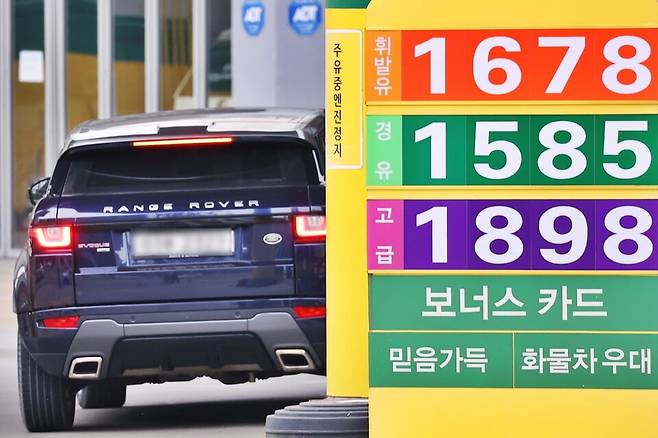 기획재정부가 유류세 인하 조치와 경유·CNG 유가연동보조금을 2개월 추가 연장한다. (출처 : 연합뉴스)