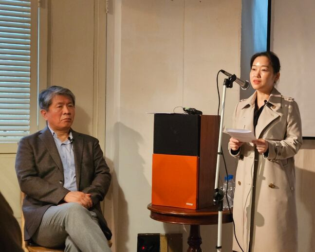 ‘인간 의식의 사후 존속에 관한 서울선언 2025’ 현장에서 전생 리딩 체험담을 밝히는 박진여 전생연구소장. 왼쪽 앉아있는 이는 최준식 한국 죽음학회 회장(이화여대 명예교수) /마음건강 길
