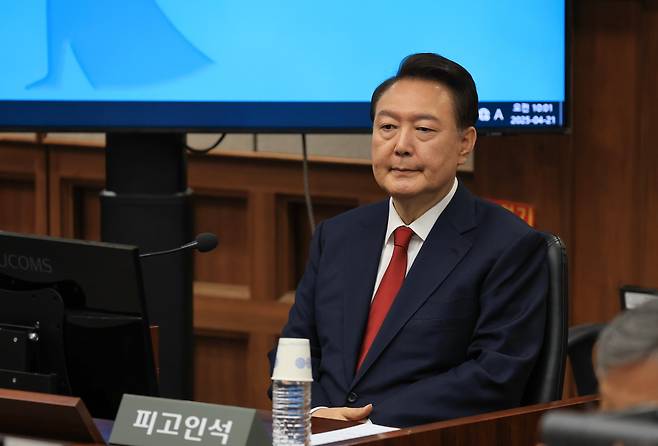 윤석열 전 대통령이 21일 서초동 서울중앙지법에서 열린 내란 우두머리 혐의에 대한 두 번째 정식 재판에 출석하고 있다./뉴스1