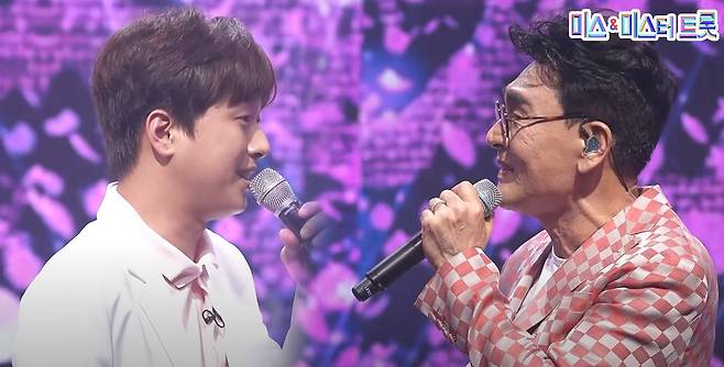 2020년 방송된 ;사랑의 콜센타;에서 이찬원과 허영란의 '날개'를 부르는 조항조. 조항조는 "당시 데뷔 초였던 이찬원이 '날개'를 달고 훨훨 날아보라는 의미에서 선곡했다"며 "'일어나라 아이야...눕지 말고 날아라' '뛰어라 젊음이여 꿈을 안고 뛰어라'라는 가사를 꼭 들려주고 싶었다"고 말했다. /TV조선 '미스&미스터트롯' 유튜브 캡쳐