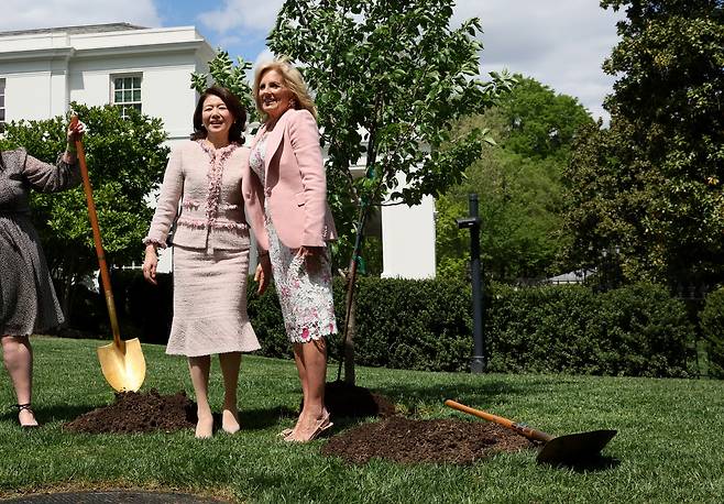 질 바이든 여사(오른쪽)과 유코 기시다 여사가 지난 2023년 4월 백악관 잔디밭에서 벚나무 묘목을 심는 행사에 참석해 있다. /로이터 연합뉴스