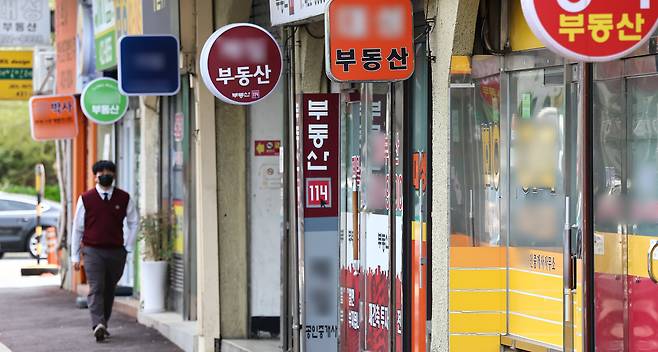 지난달 개업한 공인중개사 수가 통계 집계 이후 최저 수준을 기록한 것으로 나타났다. 사진은 서울 시내 부동산의 모습./뉴스1