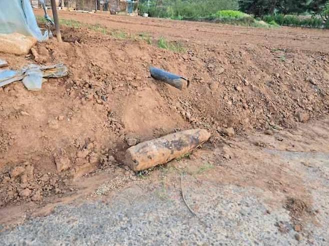 경북 칠곡의 한 밭에서 발견된 녹슨 포탄./경북소방본부