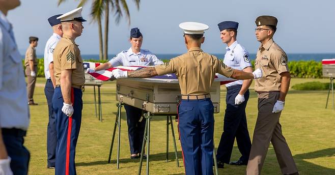 4월 19일 베트남 다낭에서 신원 미확인 미군 전사자 유해 송환행사가 진행되고 있다./DPAA