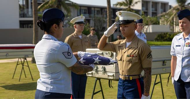 4월 19일 베트남 다낭에서 베트남전 신원 미확인 미군 전사자 유해 송환 행사가 열리고 있다./DPAA