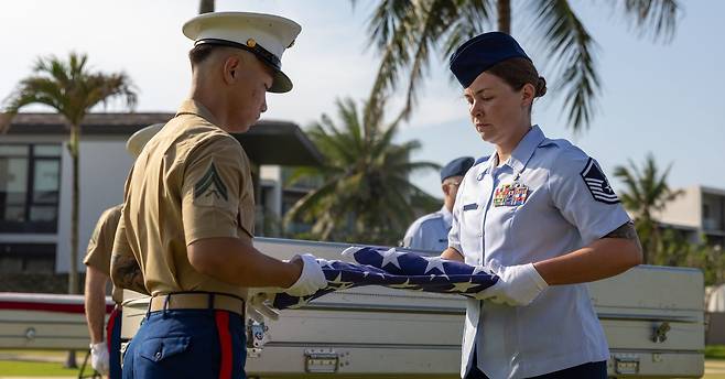 4월 19일 베트남 다낭에서 베트남전 신원 미확인 미군 전사자 유해 송환 행사가 열리고 있다,/DPAA