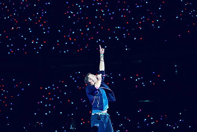 밴드 '콜드플레이(Coldplay)'가 16일 오후 경기 고양 고양종합운동장에서 두 번째 내한공연 '라이브 네이션 프레젠츠 콜드플레이 : 뮤직 오브 더 스피어스 딜리버드 바이 디에이치엘(LIVE NATION PRESENTS COLDPLAY : MUSIC OF THE SPHERES DELIVERED BY DHL)'을 펼치고 있다. /뉴시스