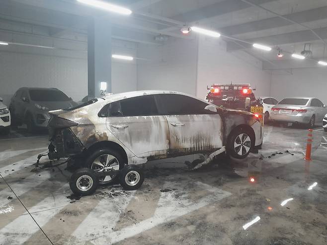 대구 아파트 지하 주차장에서 충전 중 불이난 전기차./대구소방안전본부