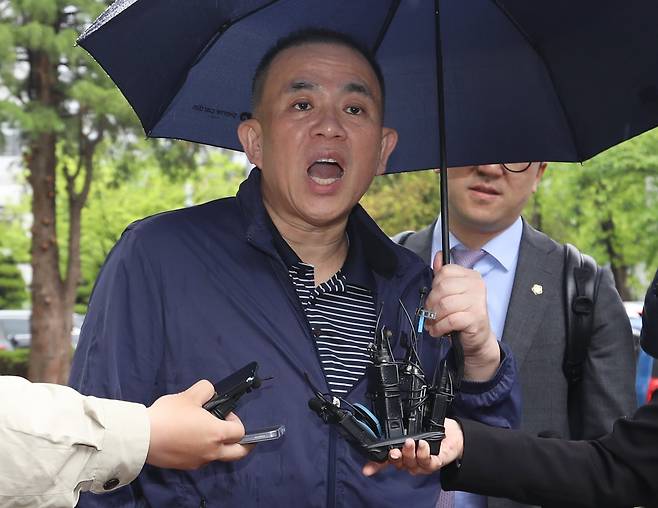 공천 대가 돈 거래 혐의로 구속됐다가 최근 보석으로 풀려난 명태균씨가 22일 오전 창원지법에서 열린 4차 공판에 출석하며 취재진 질문에 답하고 있다. /뉴스1