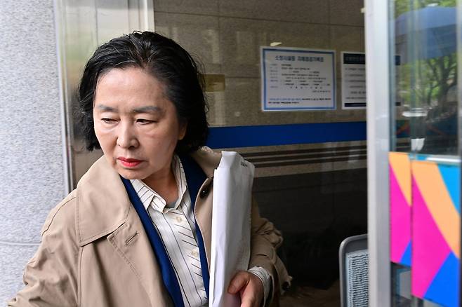 22일 창원지법에서 열린 4차 공판에 출석하는 김영선 전 의원. /뉴시스